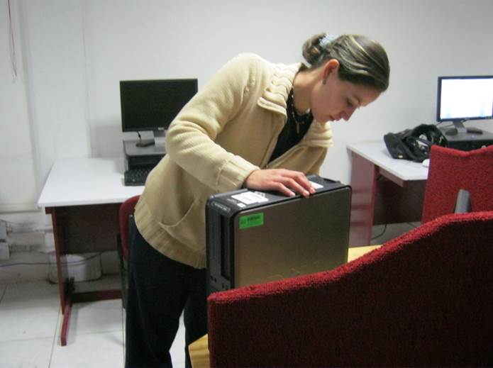 Imagen mujer limpiando computadora